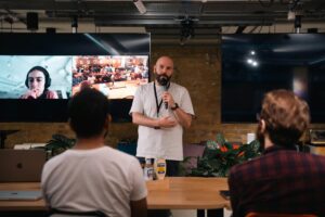 Équipe marketing préparant une vidéo corporate en direct pour engager son audience
