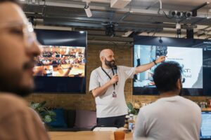 Présentation corporate en direct avec interaction du public sur une plateforme digitale