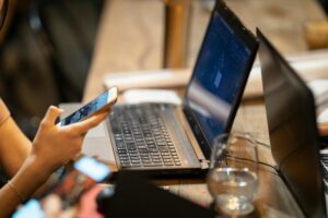 Plateformes numériques utilisées pour la consommation média sur smartphone et ordinateur
