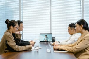 Équipe professionnelle préparant une retransmission vidéo en ligne pour une entreprise